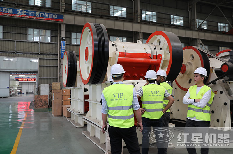 客戶(hù)來(lái)廠考察57破碎機(jī) 客戶(hù)來(lái)廠考察57破碎機(jī)