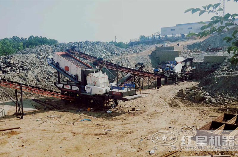 移動鄂破和移動反擊破作業(yè)現(xiàn)場 移動鄂破和移動反擊破作業(yè)現(xiàn)場