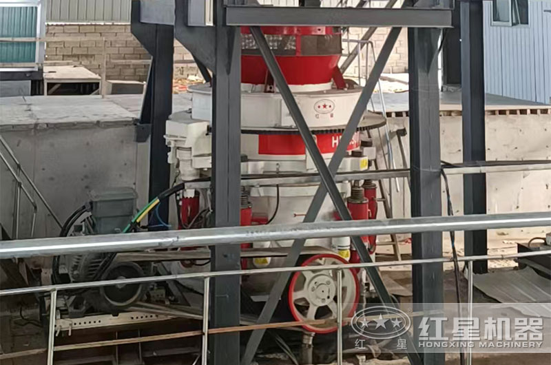 白云石圓錐破作業(yè)現(xiàn)場 白云石圓錐破作業(yè)現(xiàn)場