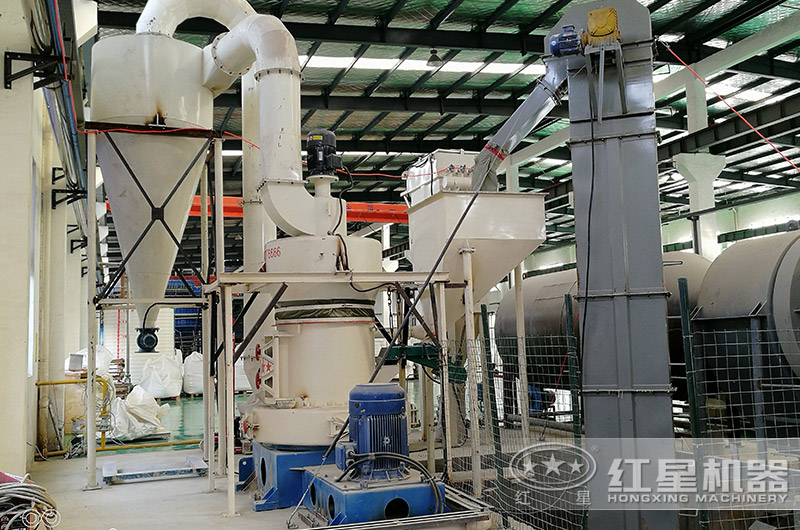 超細立式磨粉機環(huán)?，F(xiàn)場