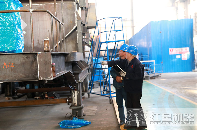 為保證質(zhì)量，老師傅現(xiàn)場指導設備生產(chǎn)