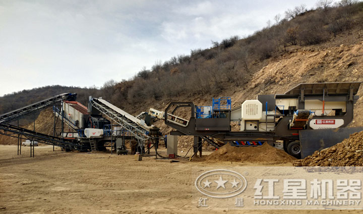 時(shí)產(chǎn)200噸移動(dòng)破碎設(shè)備生產(chǎn)現(xiàn)場(chǎng)，運(yùn)行平穩(wěn)，不間斷作業(yè)