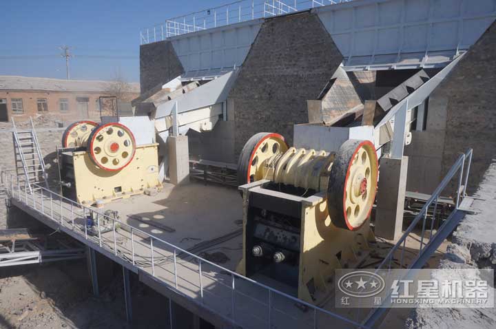 河北制砂生產(chǎn)現(xiàn)場(chǎng)，兩臺(tái)顎破同時(shí)有效生產(chǎn)