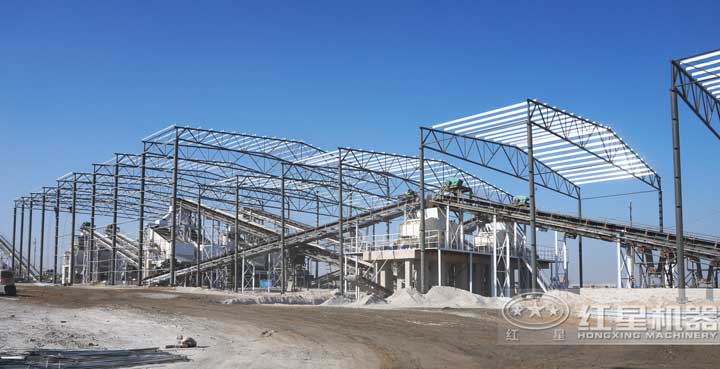 時(shí)產(chǎn)800噸生產(chǎn)現(xiàn)場(chǎng)，多臺(tái)設(shè)備同時(shí)作業(yè)